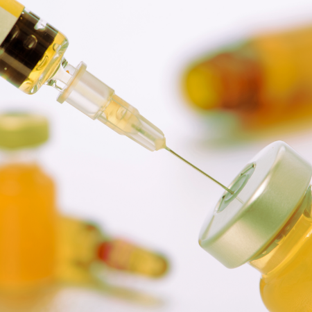 注射器针头穿透疫苗瓶弹性体以提取药物